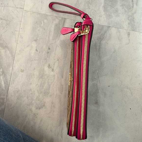 Coach Double zip wristlet large Signature C brown/tan front,fuchsia accents/back - Picture 6 of 17